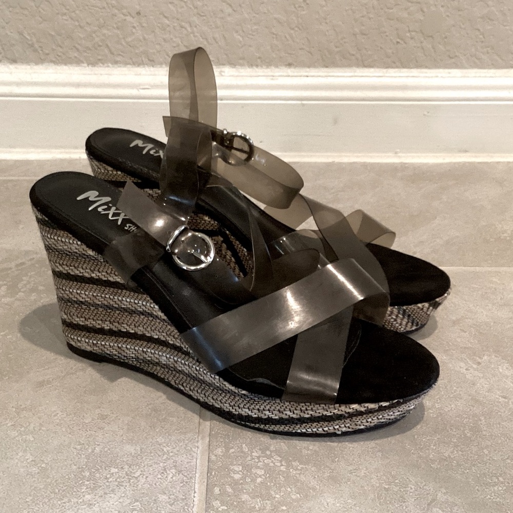 NWOT Mix Shuz  Platform Sandals